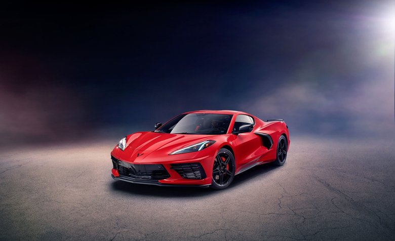 Chevrolet Corvette восьмого поколения перенес революционные изменения: двигатель расположен не под длиннющим капотом спереди, а за сиденьями. Да, Corvette среднемоторный!