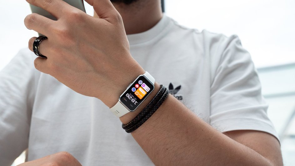 Huawei Band 10 на руке Huawei Band 10 на руке
