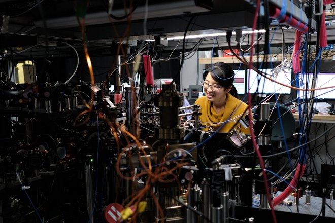 Ученый и ее инструмент. Ведущий автор статьи в Nature Physics Жаклин Хо работает над экспериментальной установкой, в которой ультрахолодные атомы захватываются в пинцетные массивы, помещаются в высокоточный оптический резонатор и приводятся в движение резо Ученый и ее инструмент. Ведущий автор статьи в Nature Physics Жаклин Хо работает над экспериментальной установкой, в которой ультрахолодные атомы захватываются в пинцетные массивы, помещаются в высокоточный оптический резонатор и приводятся в движение резо
