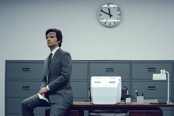 Адам Скотт в сериале «Разделение» Адам Скотт в сериале «Разделение»