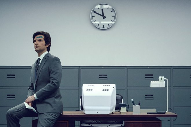 Адам Скотт в сериале «Разделение» Адам Скотт в сериале «Разделение»