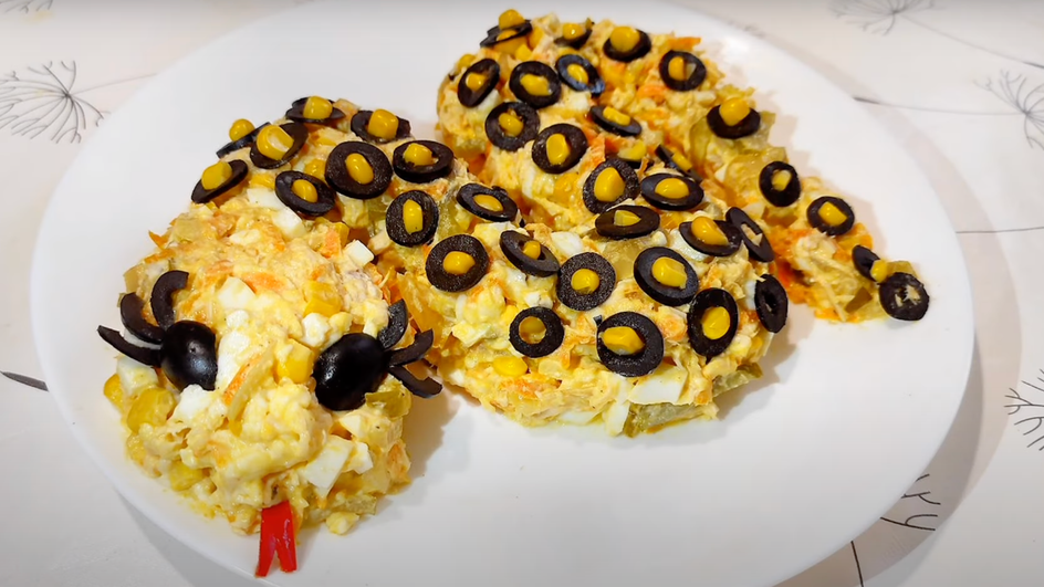 Cалат с курицей в виде змеи Cалат с курицей в виде змеи