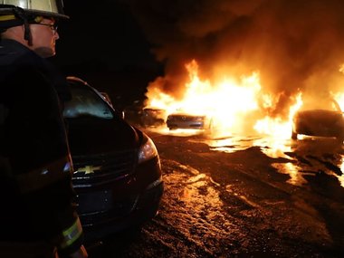 slide image for gallery: 28569 | Пожар уничтожил 40 автомобилей: их должны были продать (фото и видео)