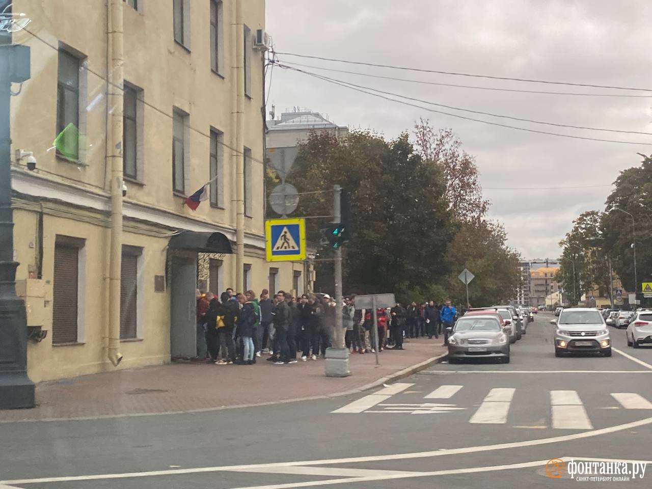 С началом призыва у военкомата Московского района выстроилась длинная  очередь - Новости Mail.ru