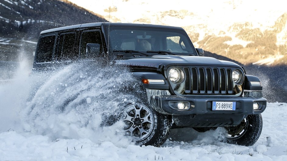 Jeep Wrangler: дрифт в снежном сугробе