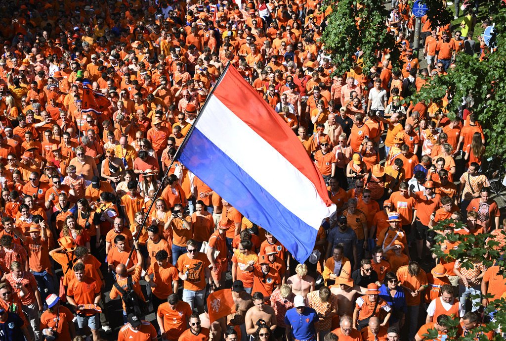 Болельщики сборной Нидерландов заполонили Дортмунд: видео
