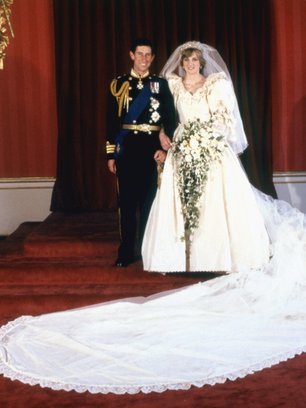 Slide image for gallery: 14281 | Свадебное платье. Свадьба Дианы Спенсер и принца Чарльза была одной из самых красивых и медийных свадеб прошлого столетия. Принцесса была одета в восхитительное платье, шлейф которого был длиной практически семь с половиной