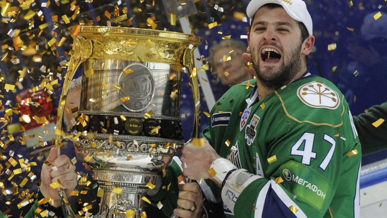 Александр Радулов с Кубком Гагарина в 2011 году Александр Радулов с Кубком Гагарина в 2011 году