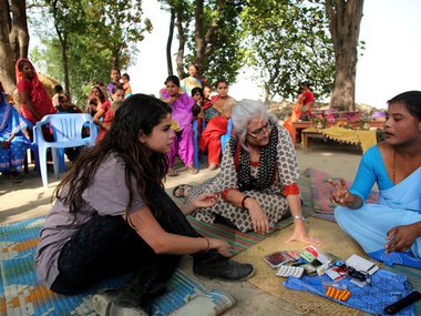 Slide image for gallery: 3988 | Комментарий «Леди Mail.Ru»: В течение нескольких дней, проведенных в Непале, Гомес посетила школы, встретилась с детьми, живущими за чертой бедности, познакомилась с местными стариками и встретилась с беременными женщинами
