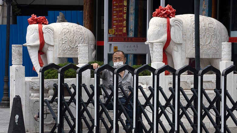 Охранник на одной из улиц Пекина, Китай