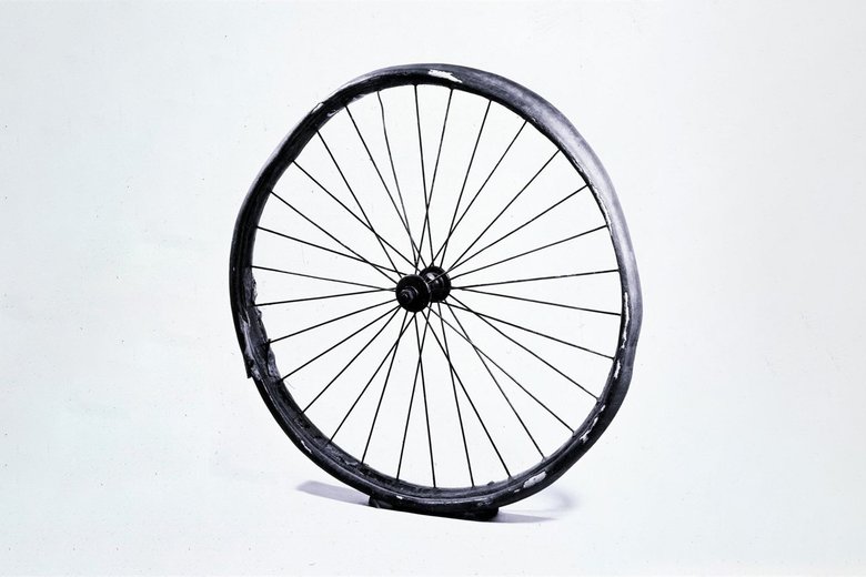 Приклеенные к колесу велосипедные шины накачивались обычным насосом для футбольного мяча