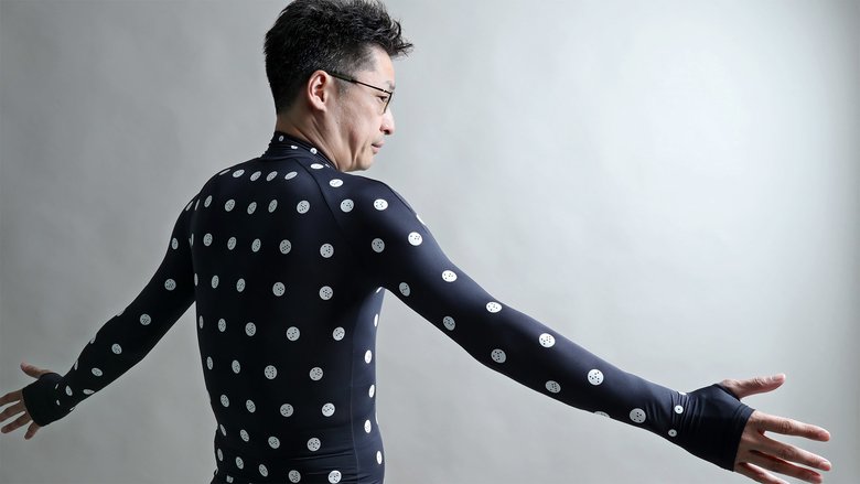 Житель Токио Ацуши Кумон в Zozosuit. Используя приложение Zozotown, он настраивает смартфон для трехмерных изображений своего тела, с 18 измерениями от шеи до лодыжек. Фото: Кен Кобаяши