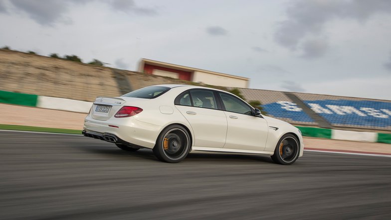 slide image for gallery: 23317 | Mercedes-AMG E63 S на треке