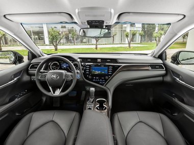 slide image for gallery: 25075 | Toyota Camry Hybrid