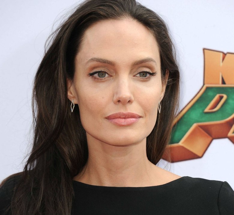 Анджелина Джоли избавилась от няни, которая заигрывала с Брэдом