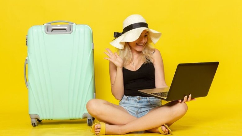 Женщина в белой шляпе смотрит в ноутбук и ищет направления для отдыха в конце июня.
