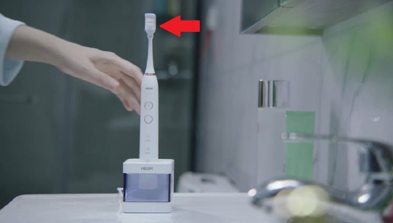 Первая в мире трехсторонняя электрическая зубная щетка. У нее необычное положение щетинок. Фото: Heisr 