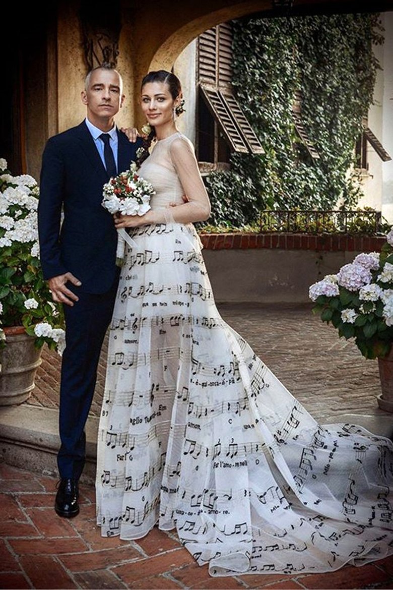 Свадьба Эроса и Марики состоялась в прошлом году. Невеста выбрала для церемонии символичное платье с нотами