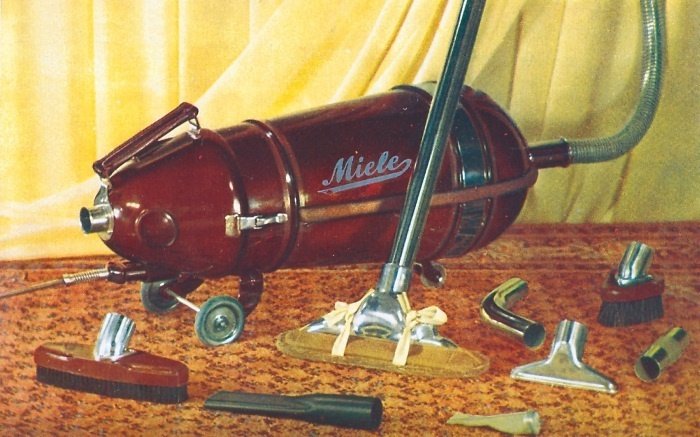 В 1931 году компания Miele представила первый пылесос в форме торпеды — «Модель L», дизайн которого легко узнать и сегодня. Тогда же появилась насадка для бережной чистки ковров и резиновый бампер. Фото: Miele