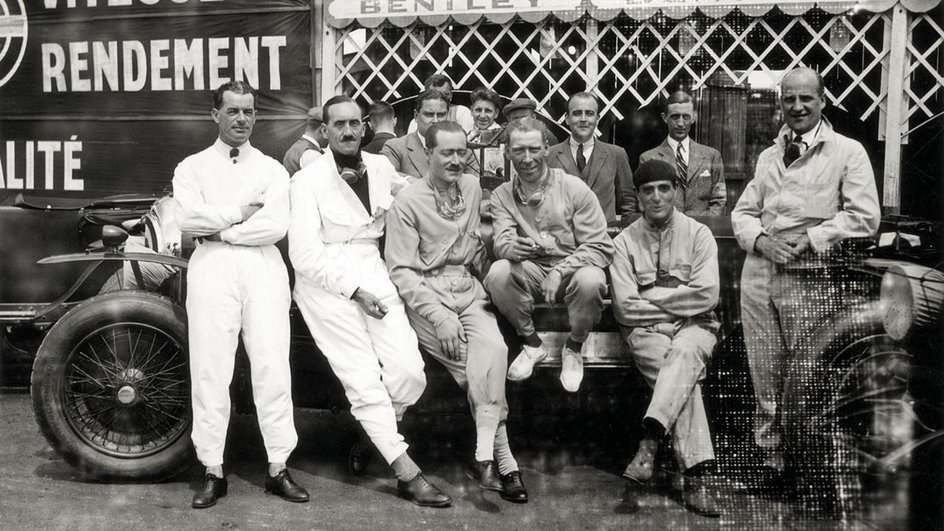 Группа молодых британцев 1920-х годов, известных как «мальчики Бентли», возле спортивного автомобиля Bentley Группа молодых британцев 1920-х годов, известных как «мальчики Бентли», возле спортивного автомобиля Bentley
