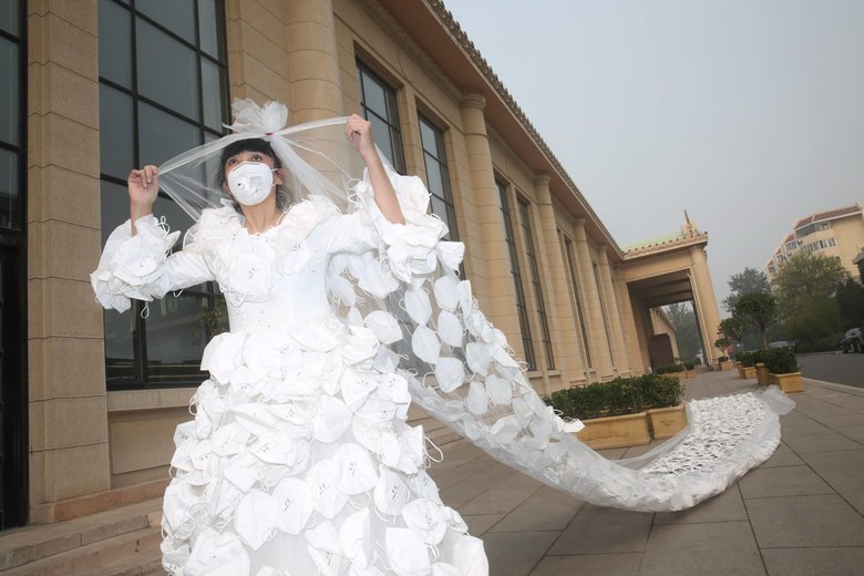 В декабре 2015 года Кун Нин прошлась по улицам Пекина в платье из респираторных масок в знак протеста против загрязнения воздуха