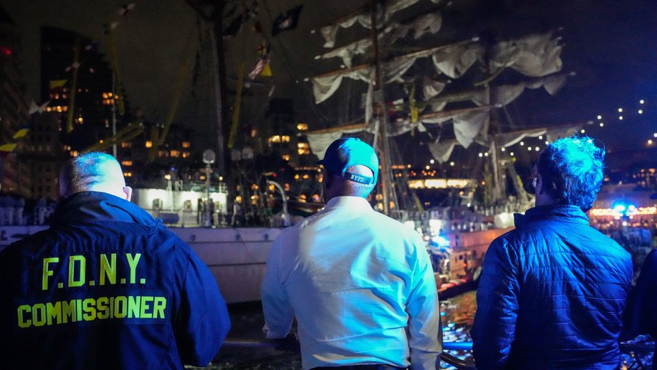 Парусное судно Cuauhtemoc ВМС Мексики столкнулось с Бруклинским мостом