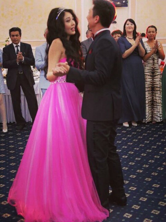 Алия танцует с женихом