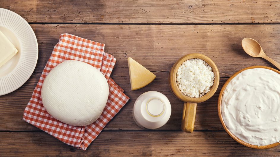 кисломолочные продукты на столе