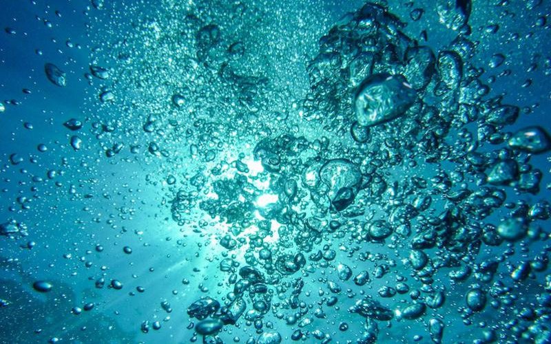 blue-drowning-liquid-bubbles-62307