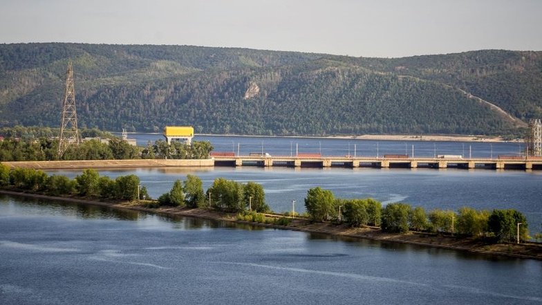 Водохранилище было образовано 1950-х годах после строительства плотины для Жигулевской ГЭС. На дне водоема находится затопленный город Ставрополь-на-Волге, который и стал прародителем современного Тольятти.