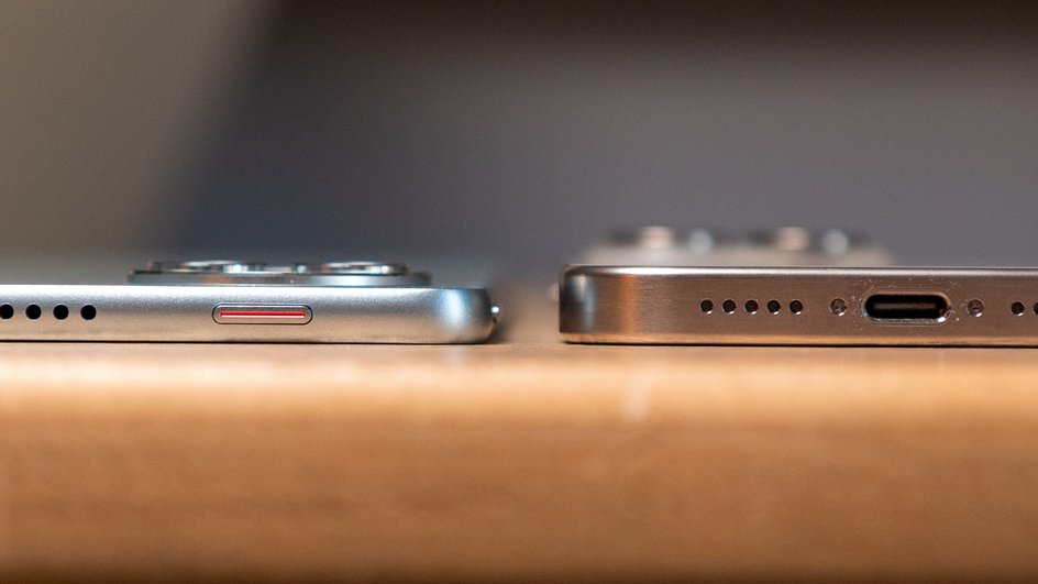 Слева — Huawei MatePad Pro 13.2, справа — iPhone 15 Pro. Оцените, насколько планшет тоньше смартфона