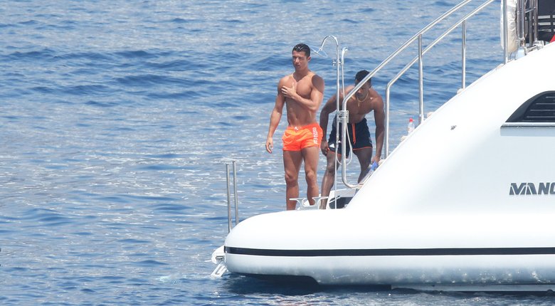 Криштиану Роналду отдыхает с друзьями на яхте