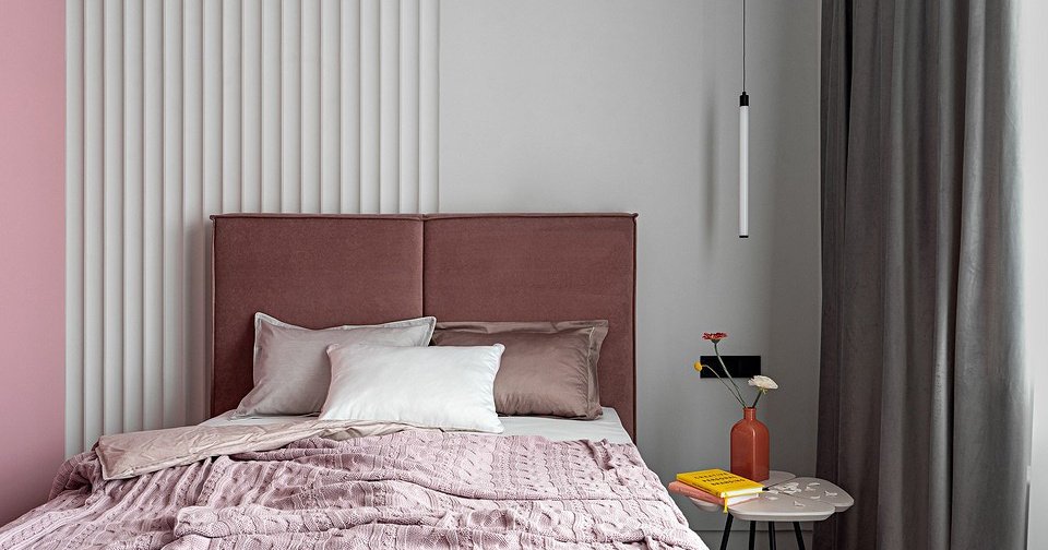 Серый и розовый: современная квартира в красивых оттенках для женщины и взрослого сына