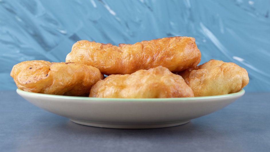 Жареные пирожки с черникой и малиной