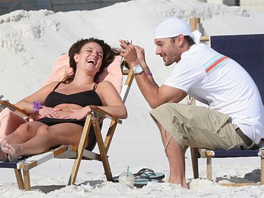 Slide image for gallery: 1485 | Бритни и Кевин Федерлайн на пляже во Флориде, на следующий день после объявления о том, что Бритни беременна их первым ребенком, апрель 2005 года