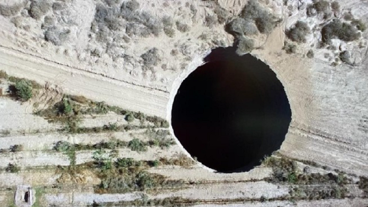 Большая дыра в земле. Карапинар Турция провал в земле. Дыра в Чили близ медного рудника. Карстовая воронка, Гватемала. Карстовые дыры.