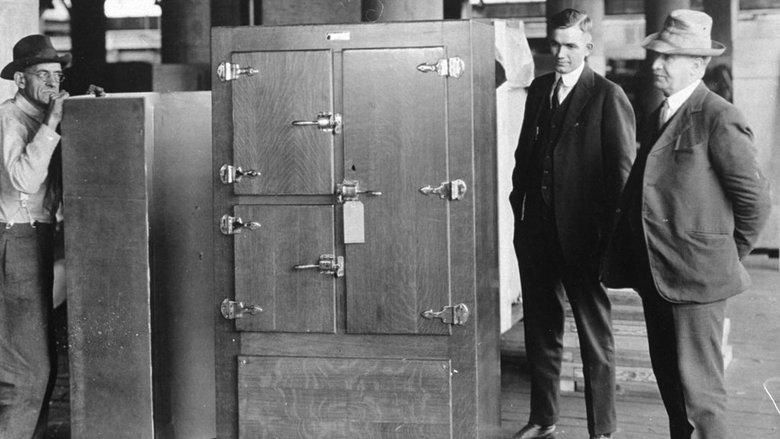 10 октября 1921 года, с конвейера компании General Motors сходит один из первых  холодильников Frigidaire, модель B-9.