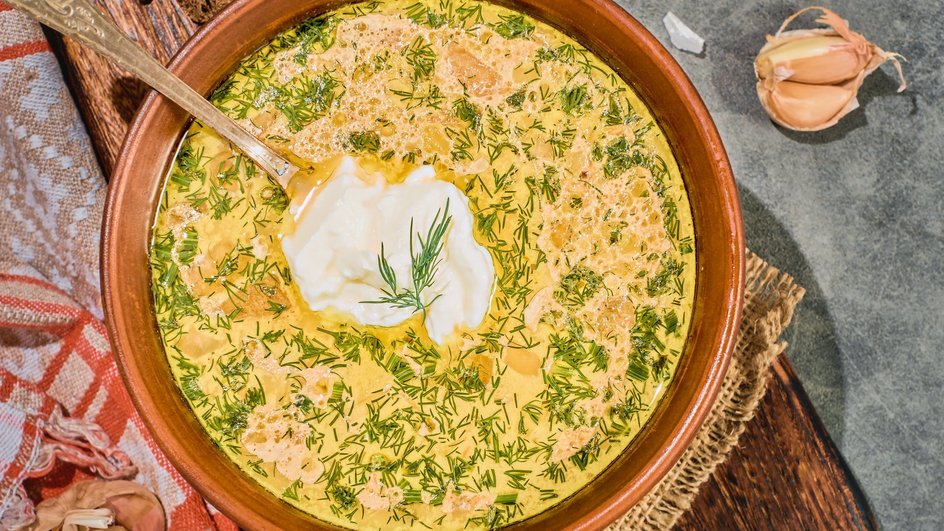 Тарелка супа с зеленым горошком и сыром крупным планом