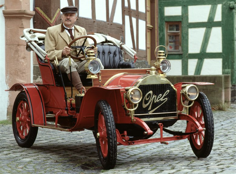 Популярный Opel Doctorwagen, дебютировавший в 1909-м, сделал автомобили из Рюссельсхайма известными на всю Германию