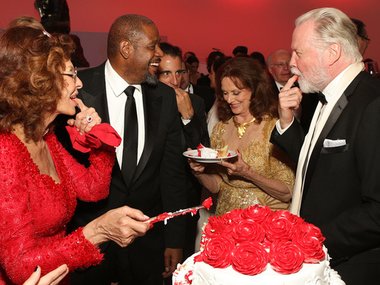 Slide image for gallery: 4368 | В знак своего благоговения перед звездой Карлос Слим преподнес ей красную розу (видимо, в цвет платья Софи), а также торт, который был украшен цветами