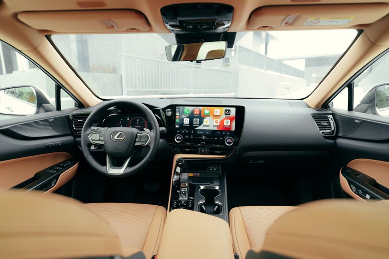 Всего для салона Lexus NX предусмотрено 9 вариантов цветов кожи на сиденьях и дверных панелях (они зависят от комплектации), а также 4 варианта декоративных вставок. Есть беспроводная зарядка и USB разъемы двух форматов (Type A и Type C)