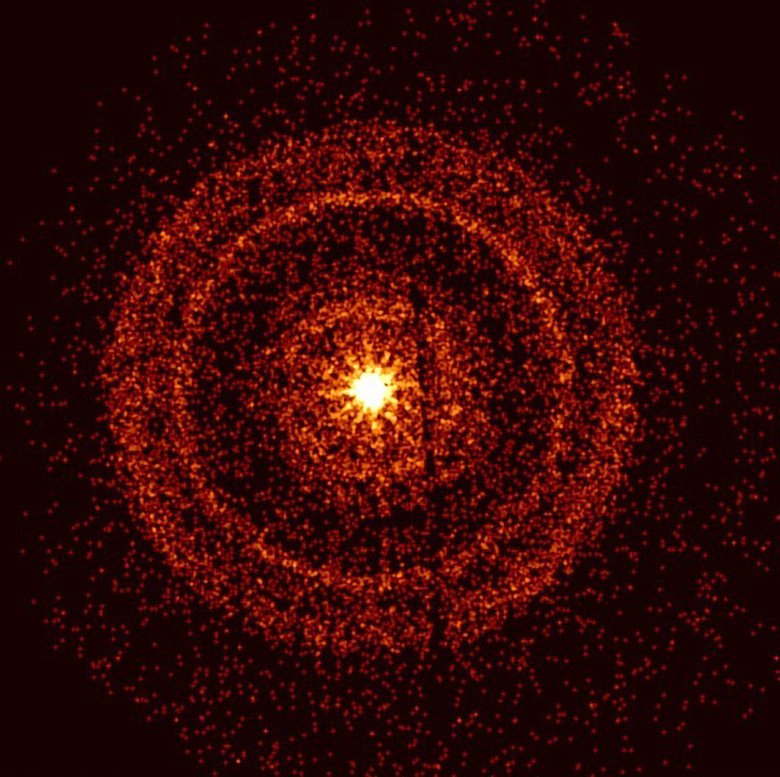 Рентгеновский телескоп Swift зафиксировал послесвечение GRB 221009A примерно через час после того, как оно было впервые обнаружено. Яркие кольца образуются в результате рассеяния рентгеновских лучей от ненаблюдаемых иначе слоев пыли внутри нашей галактики, лежащих в направлении взрыва. Фото: NASA/Swift/A. Beardmore (University of Leicester)