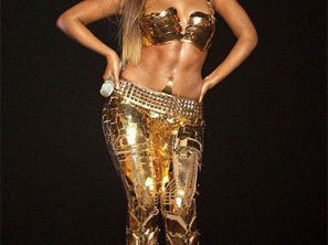 Slide image for gallery: 1052 | Бейонсе стала "металлисткой" (с зеркальными леггинсами от Balenciaga) во время исполнения песни "Get Me Bodied" на церемонии "2007 BET"