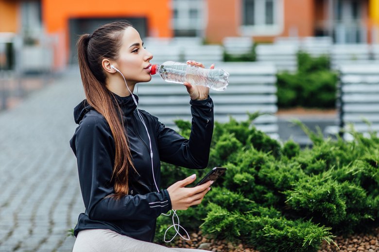 Простая негазированная вода важна как для здоровья, так и для похудения.