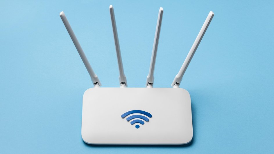 Роутер с иконкой Wi-Fi стоит на синем фоне