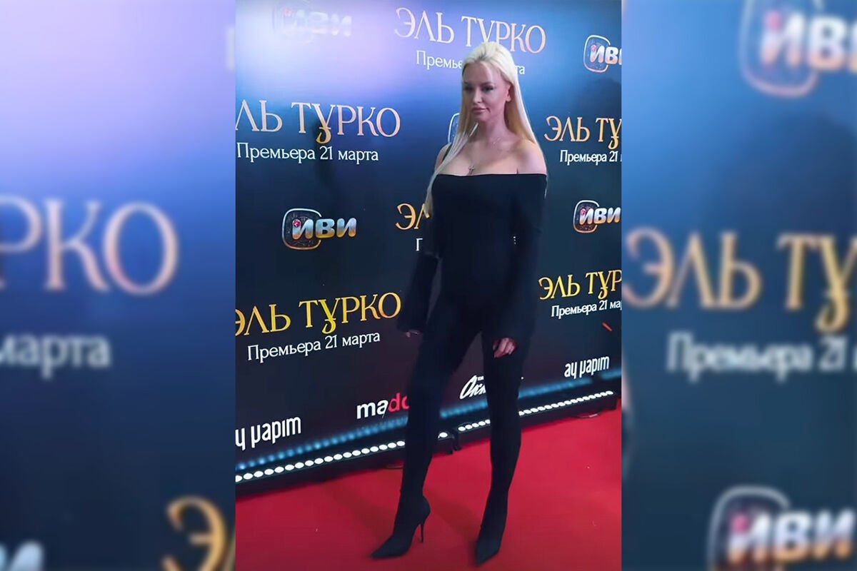 Блогер Тюльпанова вышла на красную дорожку в обтягивающем комбинезоне Блогер Тюльпанова вышла на красную дорожку в обтягивающем комбинезоне