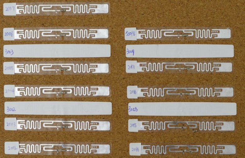 RFID-метка модифицируется путем замены небольшой части ее антенны (серебряной ленты) на светочувствительный фототранзистор или термочувствительный резистор (термистор). Фото: University of Waterloo