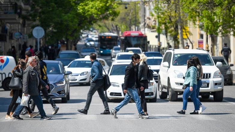 Во время действия строгого карантина количество автомобилей на улицах Баку существенно сократилось. Однако сейчас люди стали все чаще выезжать из дома. Жизнь в городе постепенно возвращается в привычную колею.