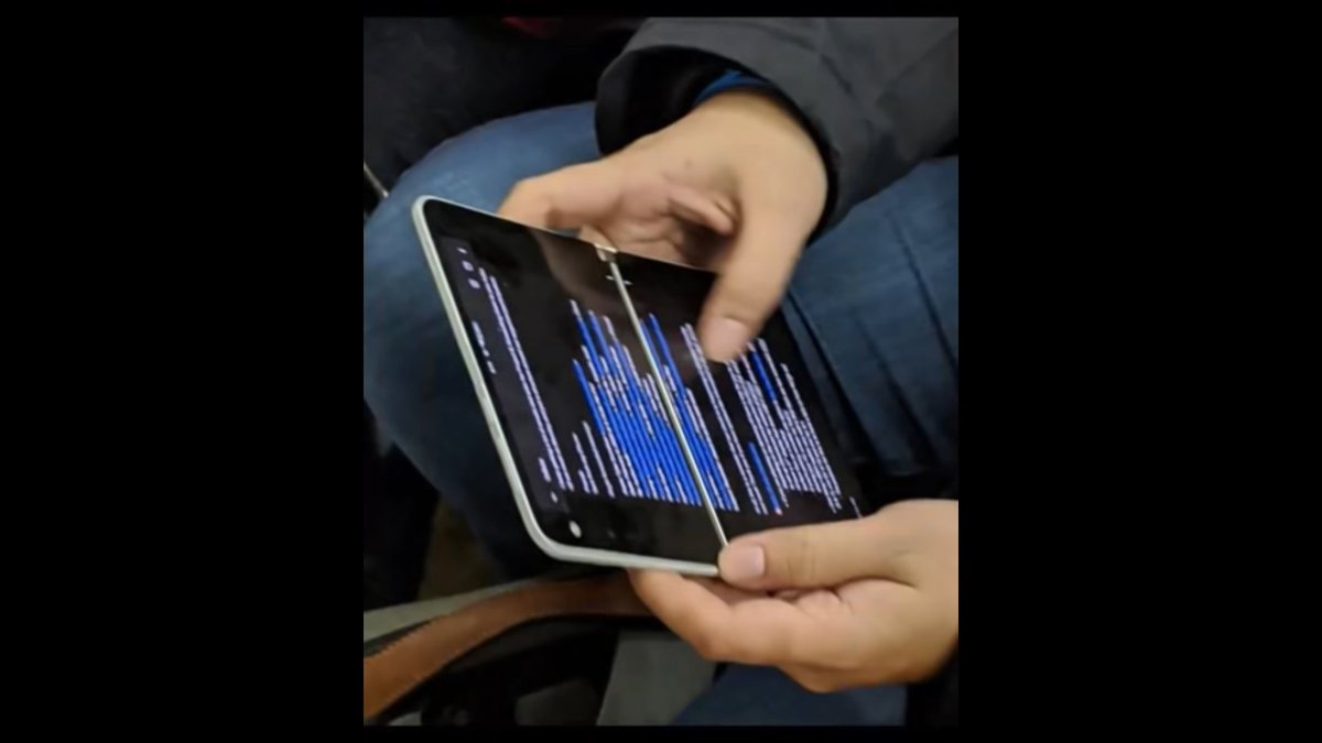 Складной смартфон Microsoft с двумя экранами показали на видео - Hi-Tech  Mail.ru