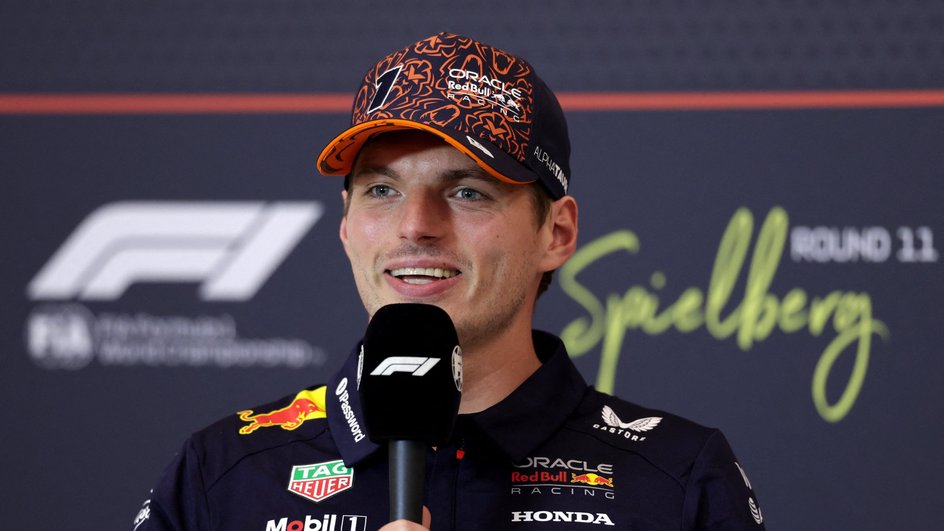 Макс Ферстаппен из Red Bull во время пресс-конференции перед Гран-при Австрии Макс Ферстаппен из Red Bull во время пресс-конференции перед Гран-при Австрии